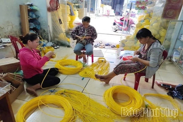 Phụ nữ xã Thượng Cốc giúp nhau giảm nghèo bền vững