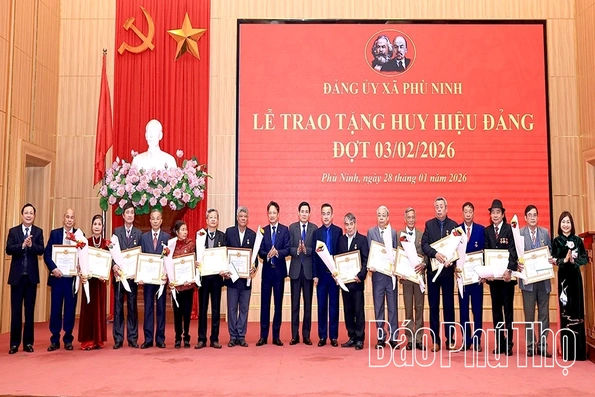 3. 401 đảng viên được tặng, truy tặng Huy hiệu Đảng đợt 3/2