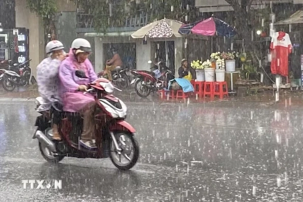 Thời tiết ngày 10/7: Bắc Bộ mưa dông, Trung Bộ nắng nóng