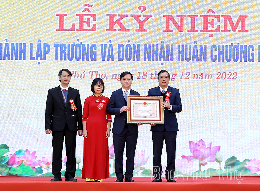 Trường THPT Chuyên Hùng Vương đón nhận Huân chương Độc lập hạng Nhì