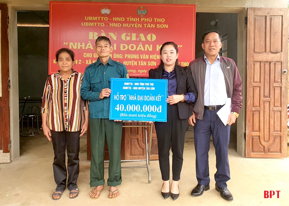 Bàn giao nhà đại đoàn kết