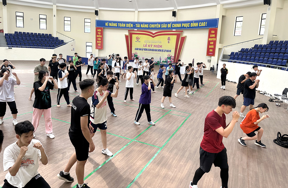 Hơn 200 học sinh trải nghiệm “Một ngày là học sinh Chuyên Hùng Vương”