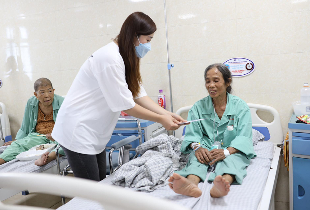 Tặng quà cho các bệnh nhân ung thư