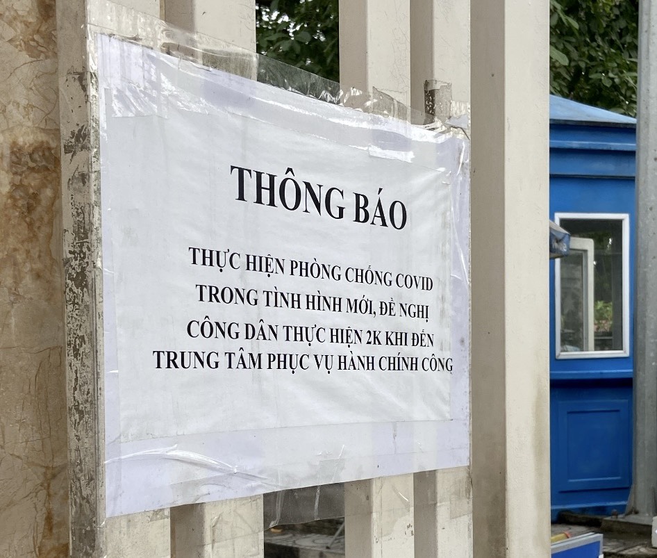 Mồi chài khẩu trang tại cổng Trung tâm Phục vụ Hành chính công tỉnh