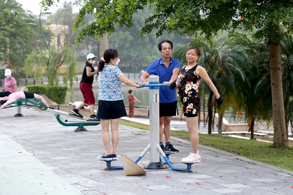 Ngày mới trên Công viên Văn Lang