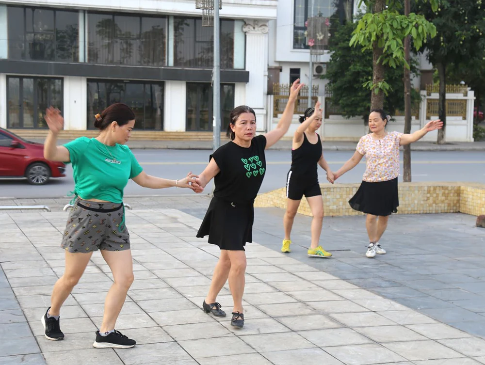 Ngày mới trên Công viên Văn Lang