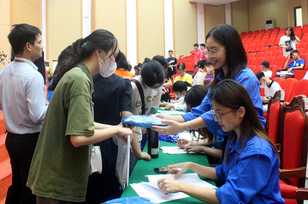 Đại học Hùng Vương tổ chức nhập học cho 1.198 sinh viên
