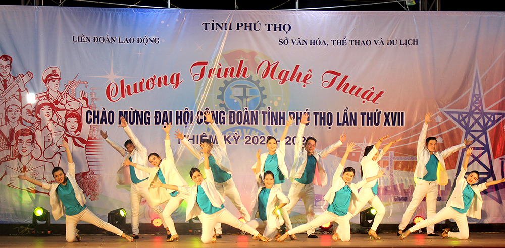 Biểu diễn nghệ thuật chào mừng Đại hội Công đoàn tỉnh