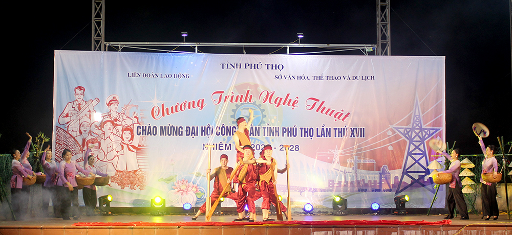 Biểu diễn nghệ thuật chào mừng Đại hội Công đoàn tỉnh