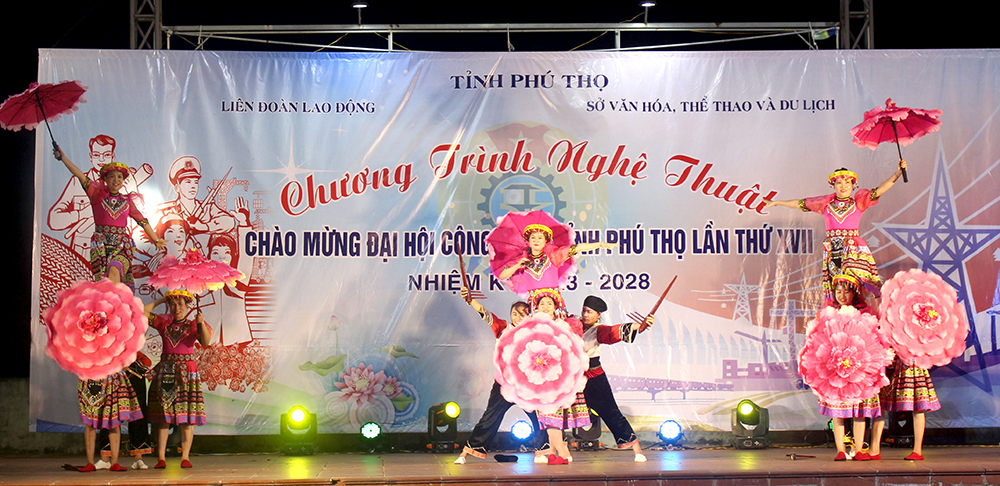 Biểu diễn nghệ thuật chào mừng Đại hội Công đoàn tỉnh