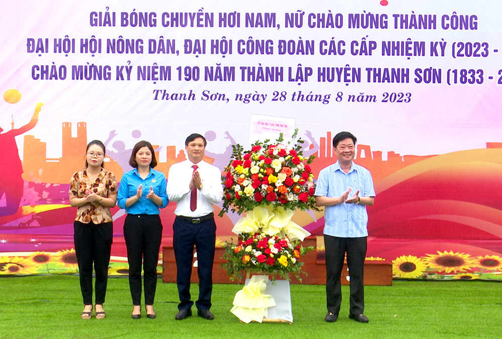 Tổ chức giải Bóng chuyền hơi chào mừng 190 năm thành lập huyện Thanh Sơn