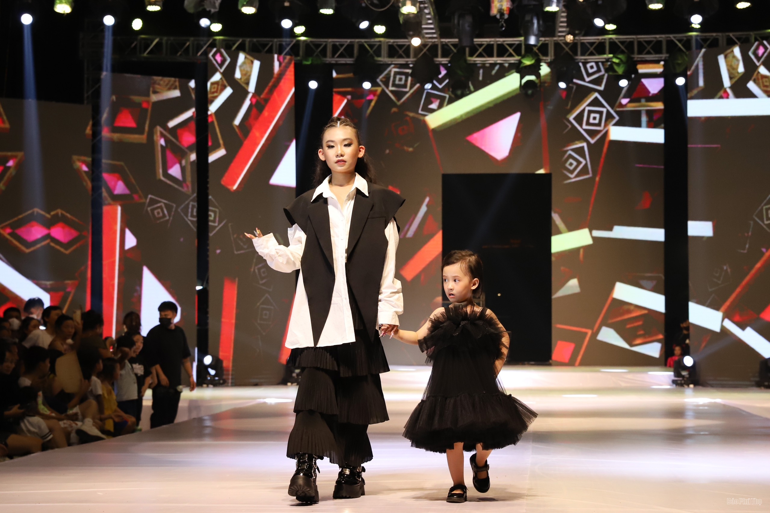 Feast your eyes on the opening night of Fall-Winter 2023 Fashion Week Season 2