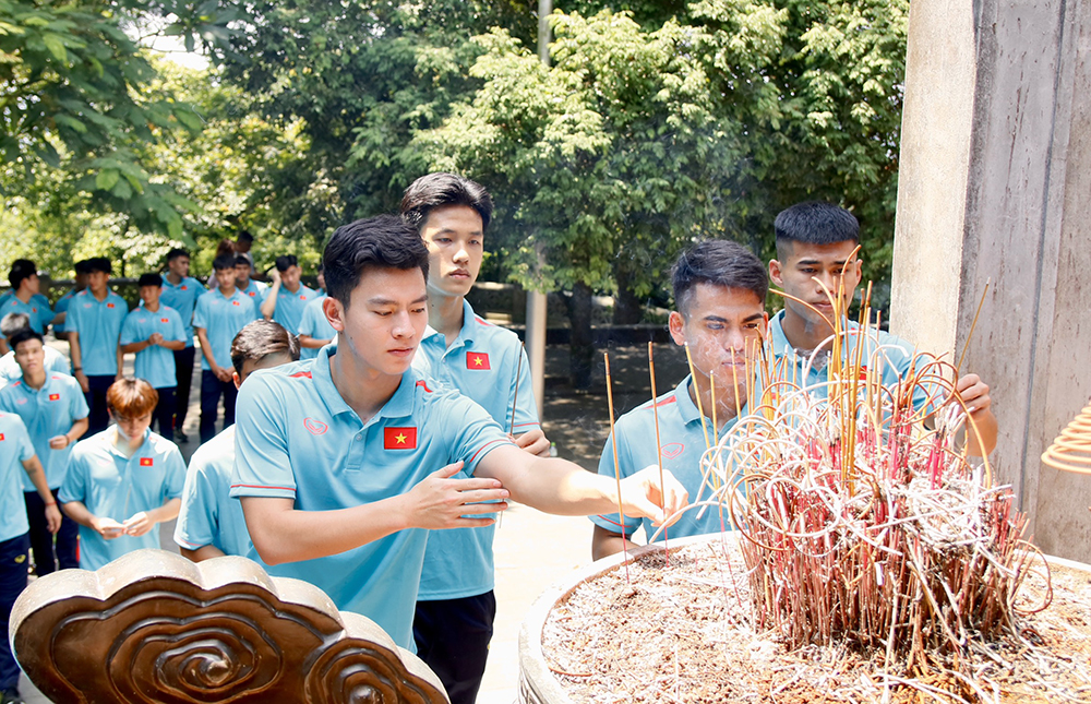 Vietnam U23 Team offers incense in memory of Hung Kings