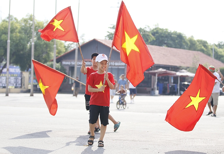 Cổ động viên hâm nóng bầu không khí tại Sân vận động Việt Trì