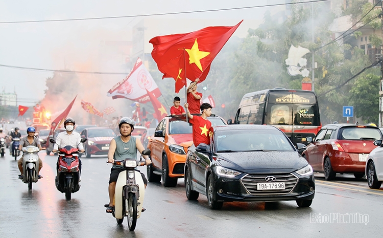 Cổ động viên hâm nóng bầu không khí tại Sân vận động Việt Trì
