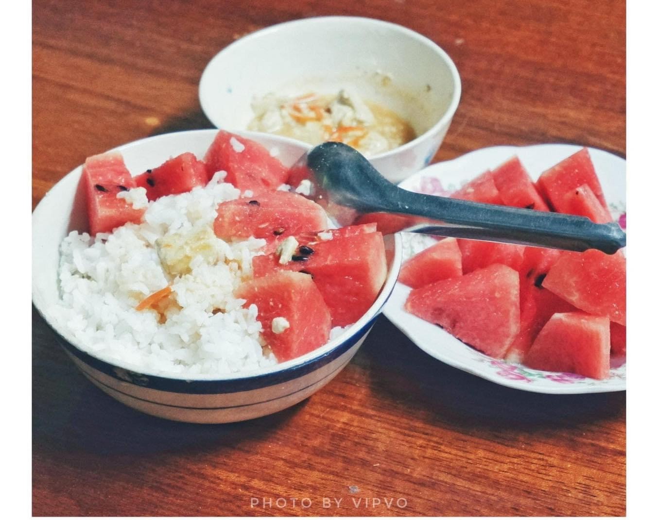 Cơm độn chuối, xoài, dưa hấu - đặc sản “lạ đời” ở miền Tây