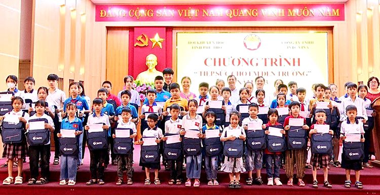 Trao quà “Tiếp sức cho em đến trường”