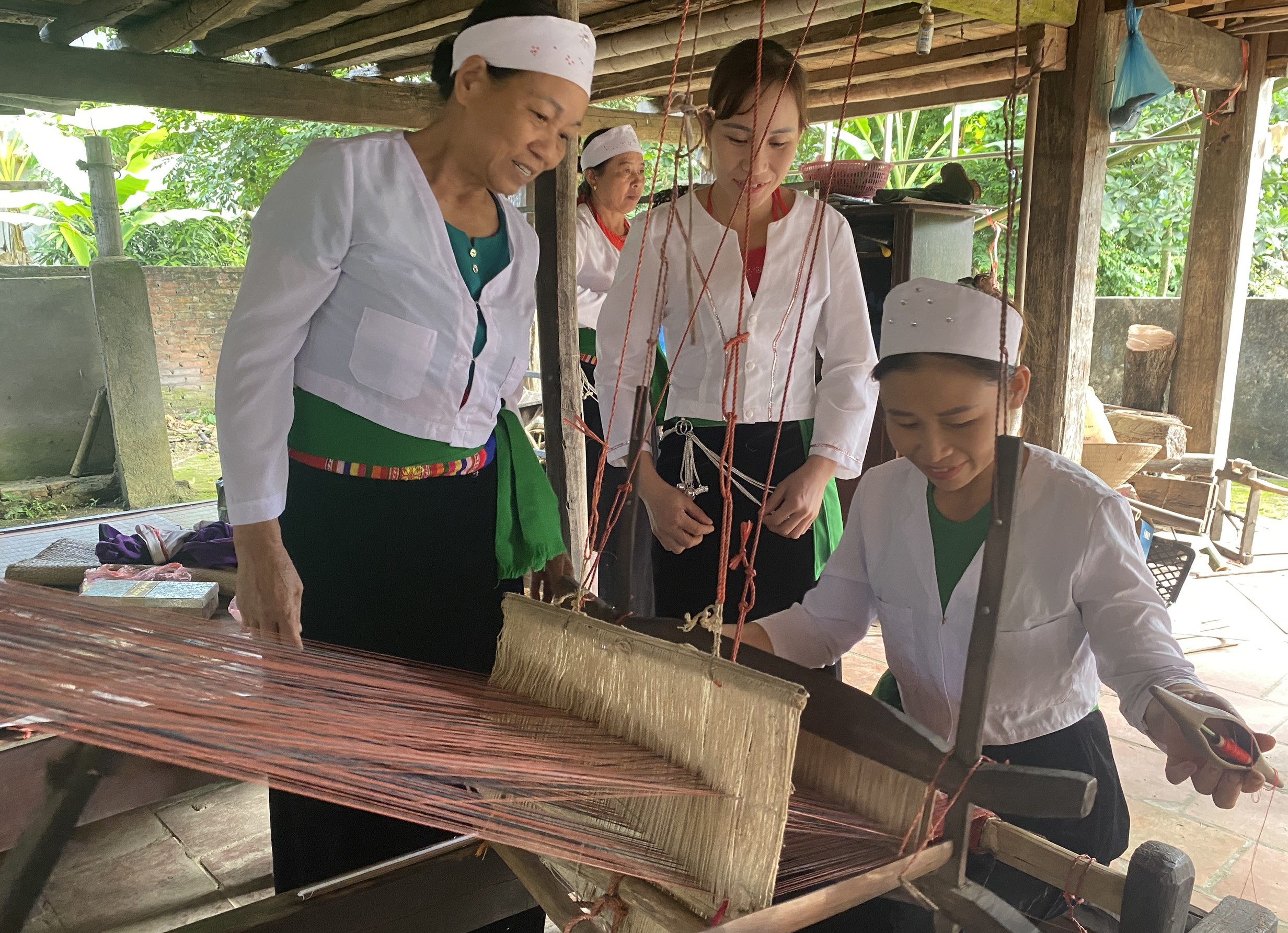 Truyền dạy nghề dệt thổ cẩm cho đồng bào Mường huyện Tân Sơn