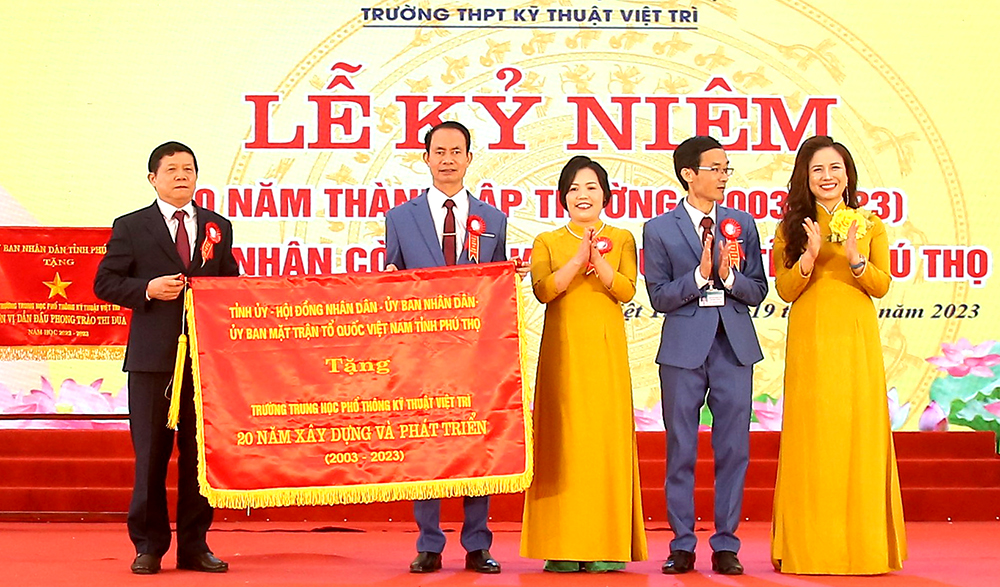 Trường THPT Kỹ thuật Việt Trì đón nhận Cờ thi đua của UBND tỉnh