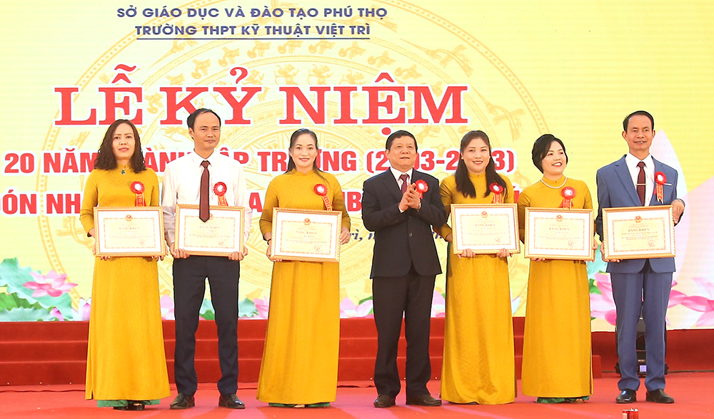 Trường THPT Kỹ thuật Việt Trì đón nhận Cờ thi đua của UBND tỉnh