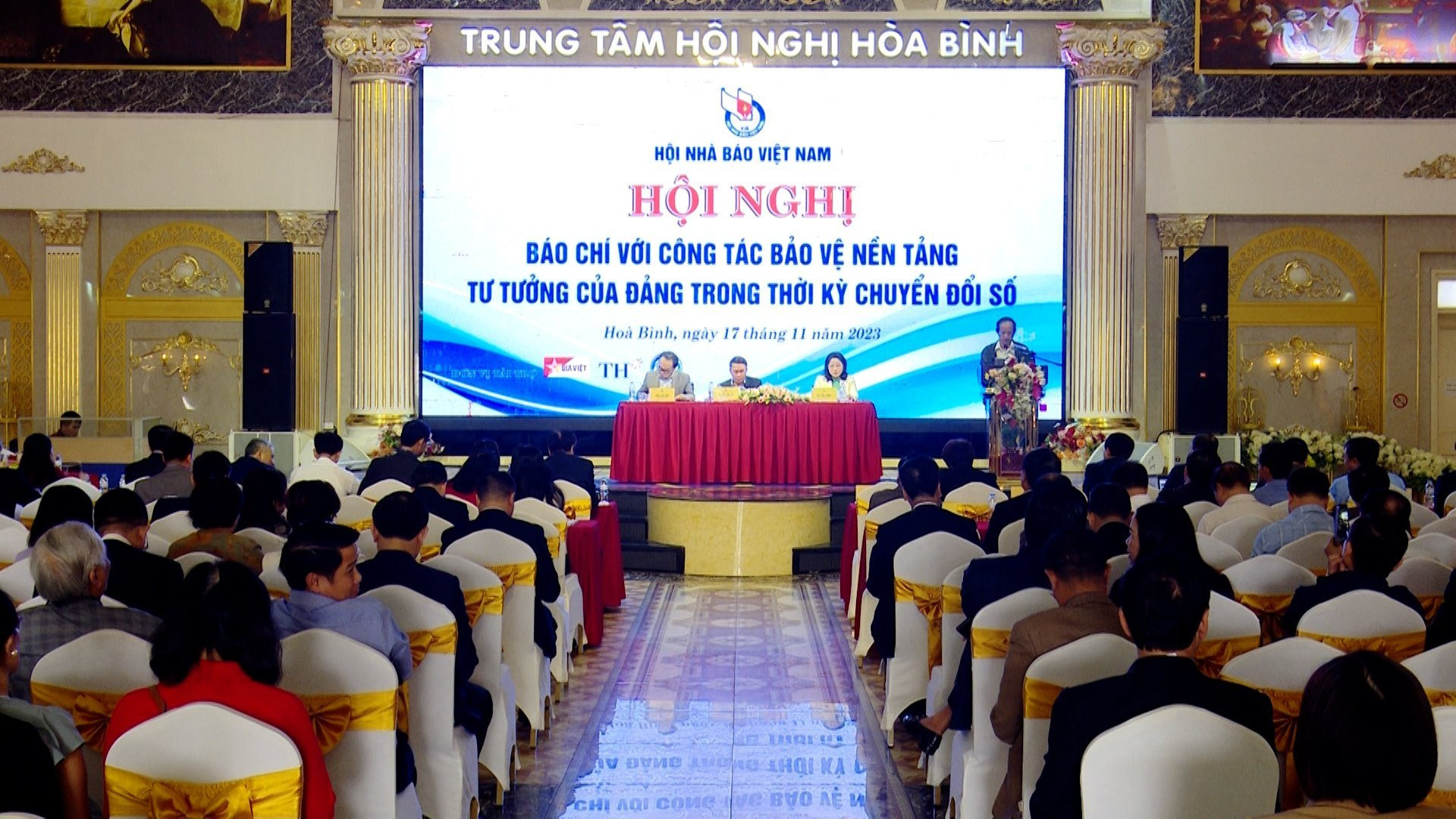 Báo chí bảo vệ nền tảng tư tưởng của Đảng bằng trình độ, bản lĩnh chính trị của người làm nghề
