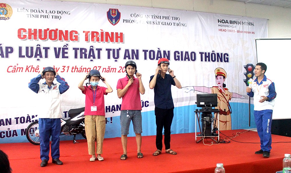 Bảo đảm an toàn giao thông cho công nhân lao động