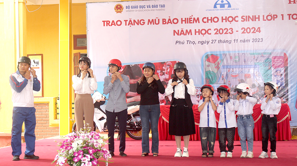 Trao tặng mũ bảo hiểm cho học sinh lớp 1