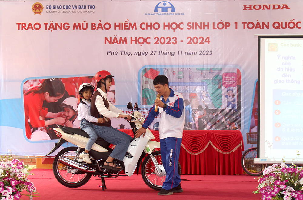 Trao tặng mũ bảo hiểm cho học sinh lớp 1