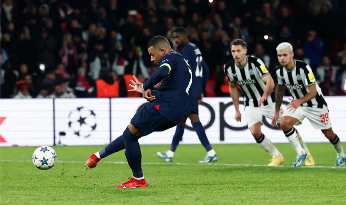 Mbappe giúp PSG thoát thua phút bù giờ