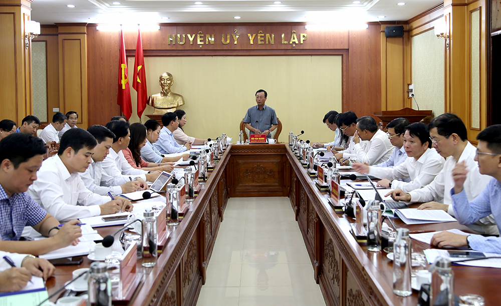 Chairman of the Provincial People’s Committee Bui Van Quang works in the Yen Lap district