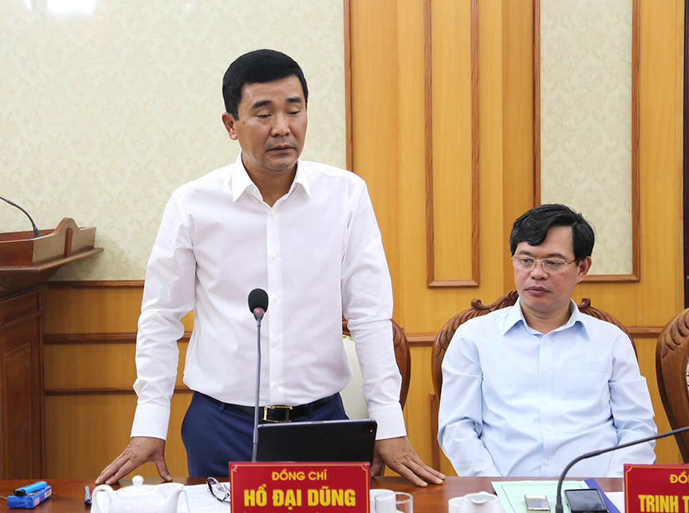 Chairman of the Provincial People’s Committee Bui Van Quang works in the Yen Lap district