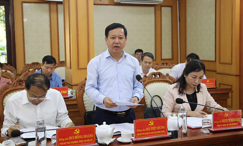 Chairman of the Provincial People’s Committee Bui Van Quang works in the Yen Lap district