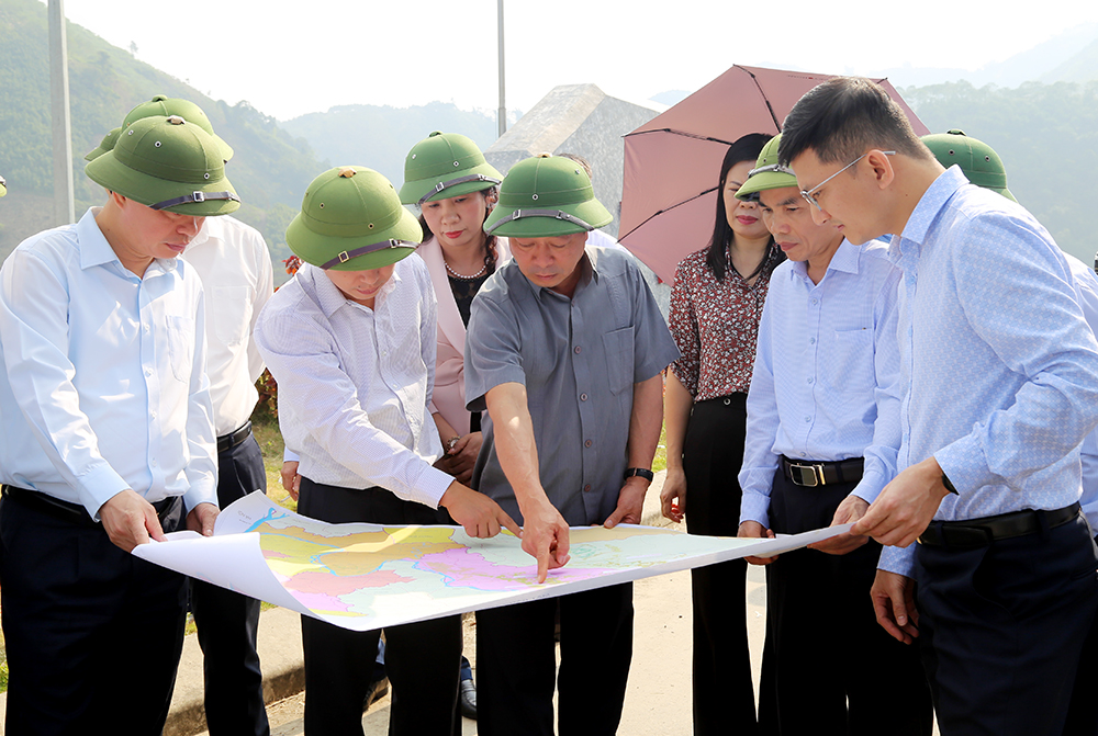 Chairman of the Provincial People’s Committee Bui Van Quang works in the Yen Lap district