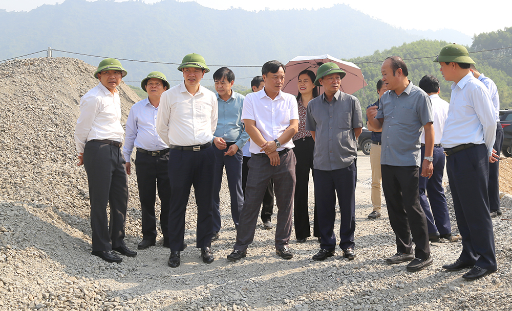 Chairman of the Provincial People’s Committee Bui Van Quang works in the Yen Lap district