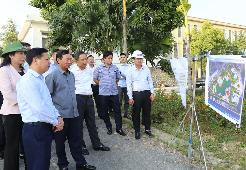 Chairman of the Provincial People’s Committee Bui Van Quang works in the Yen Lap district