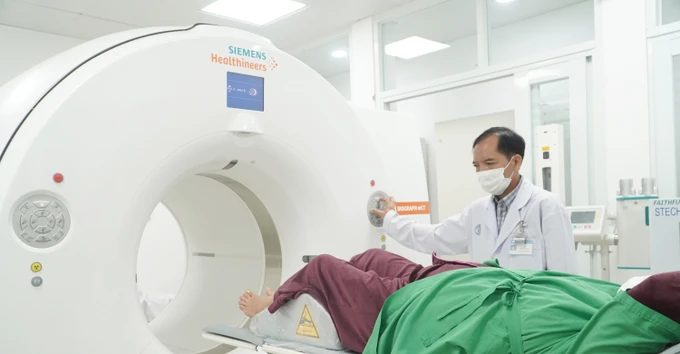 Thực hiện ghi hình PET/CT với 2 loại thuốc phóng xạ mới