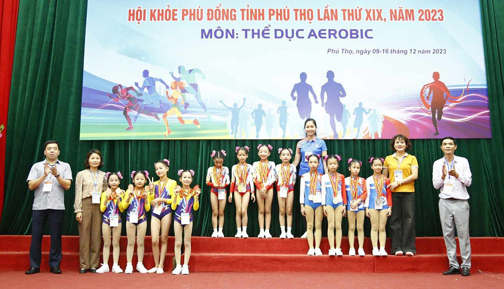 Nhiều phần thi hấp dẫn ở môn thi Aerobic- Hội khoẻ Phù Đổng.