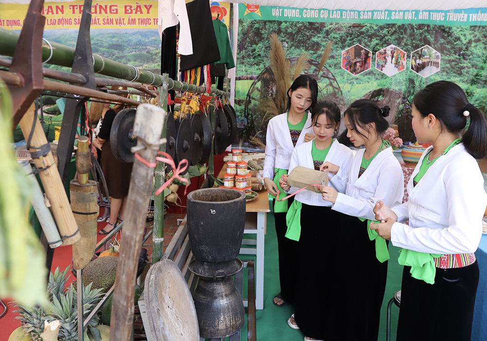 Ngoại khóa “giữ gìn và phát huy bản sắc văn hóa các dân tộc”