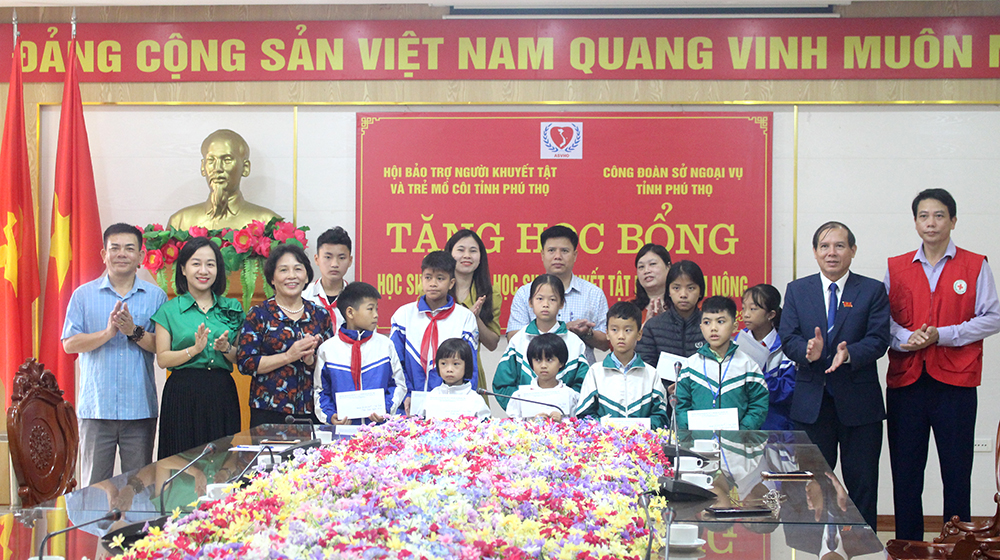 Trao tặng học bổng cho học sinh mồ côi, khuyết tật