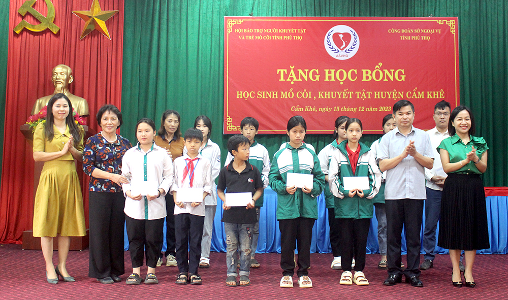 Trao tặng học bổng cho học sinh mồ côi, khuyết tật