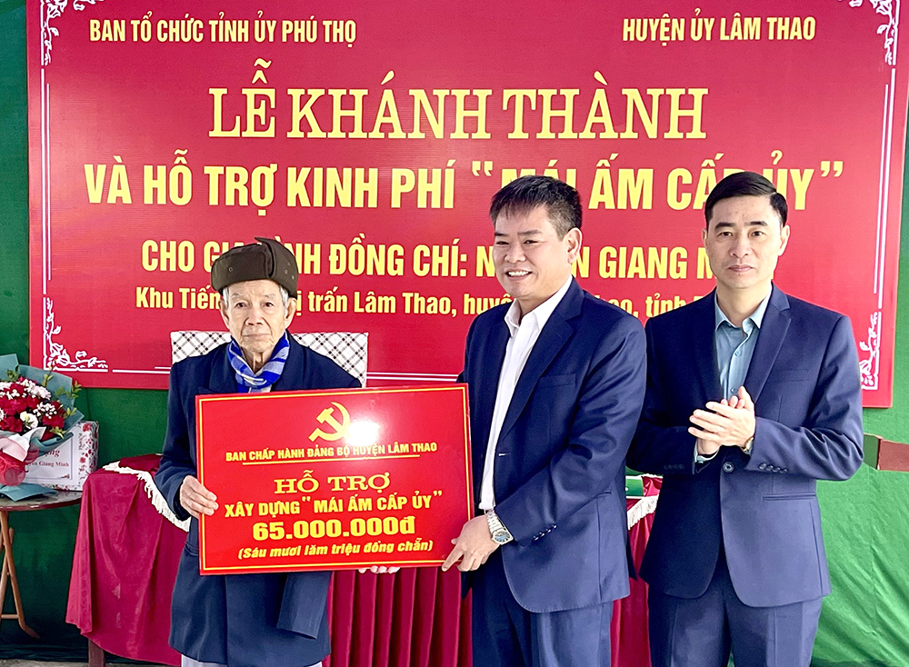 Khánh thành, bàn giao hai “Căn nhà cấp ủy” tại thị trấn Lâm Thao