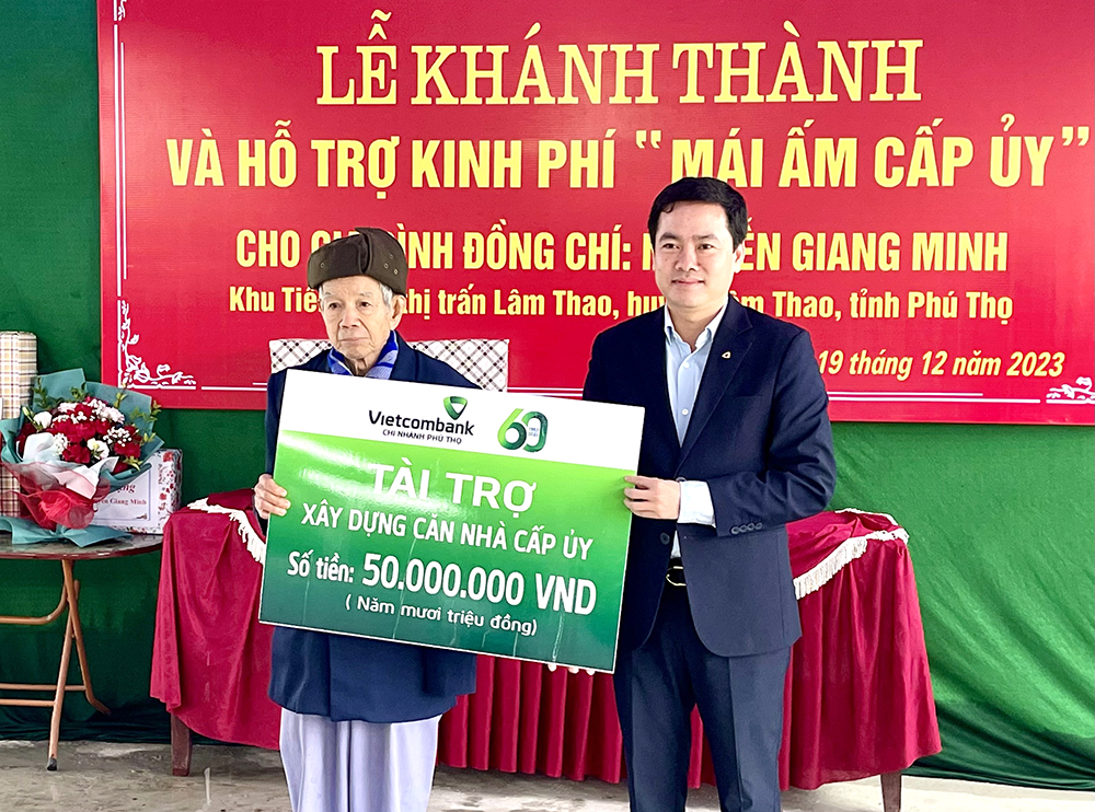 Khánh thành, bàn giao hai “Căn nhà cấp ủy” tại thị trấn Lâm Thao