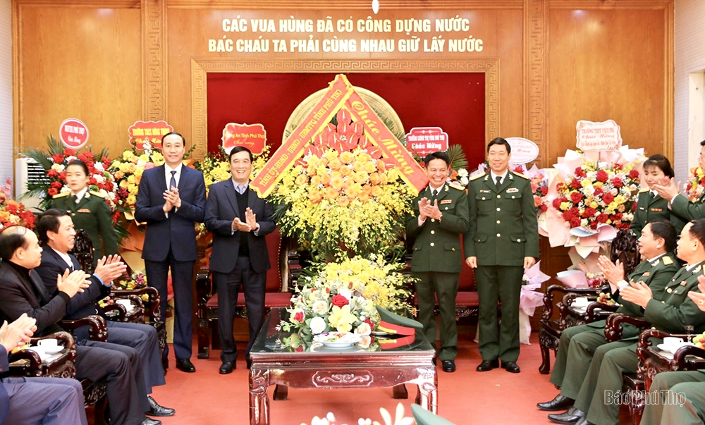 Provincial leaders visited and congratulated the Provincial Military Command