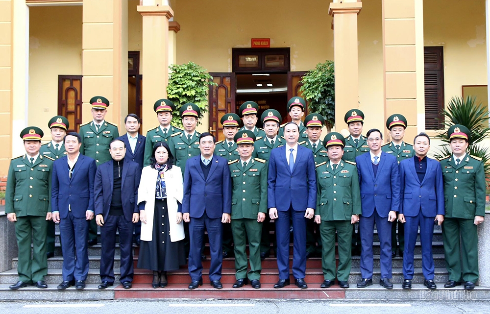 Provincial leaders visited and congratulated the Provincial Military Command