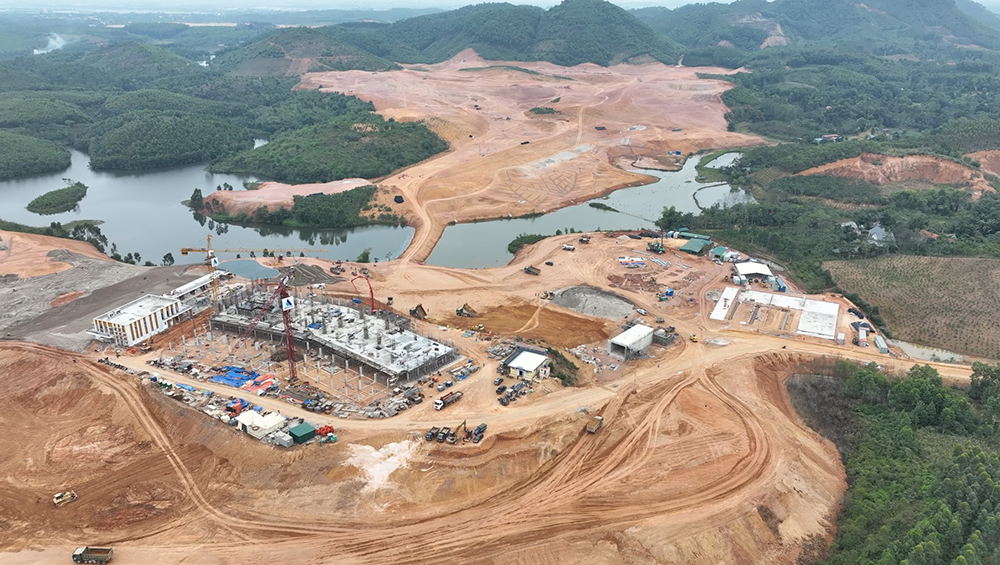 Chairman of the Provincial Peoples Committee Bui Van Quang inspected the construction progress of Tam Nong golf course