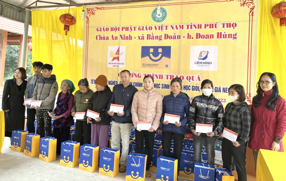 The Young Entrepreneurs Association of the provinces awarded 100 gifts to poor households in Bang Doan commune