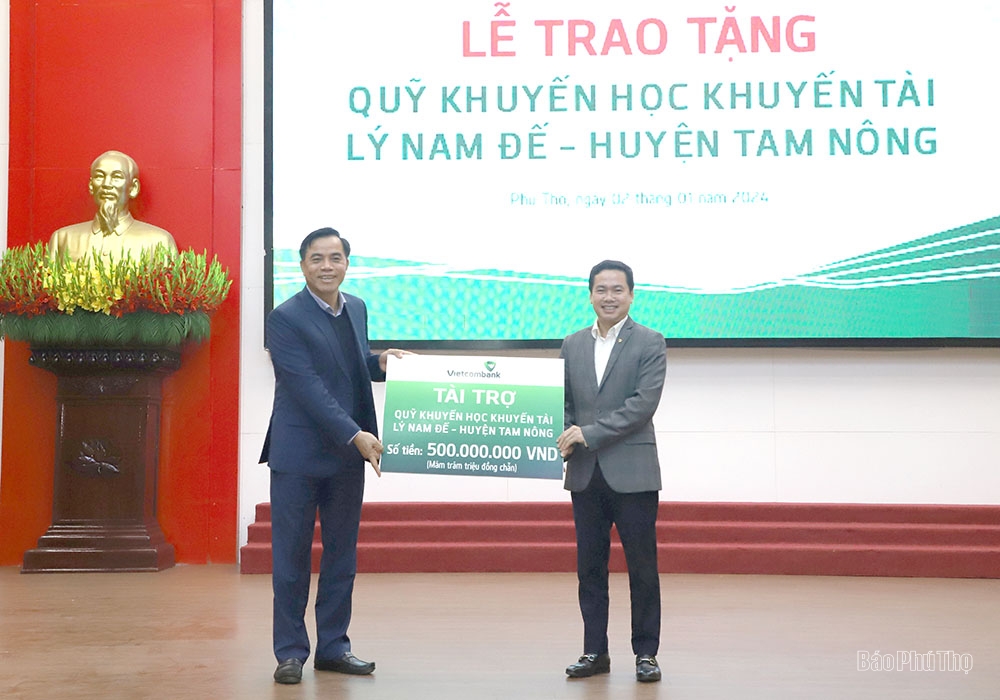 Vietcombank Phú Thọ trao tặng gần hai tỉ đồng cho quỹ khuyến học, khuyến tài và chương trình An sinh Xã hội