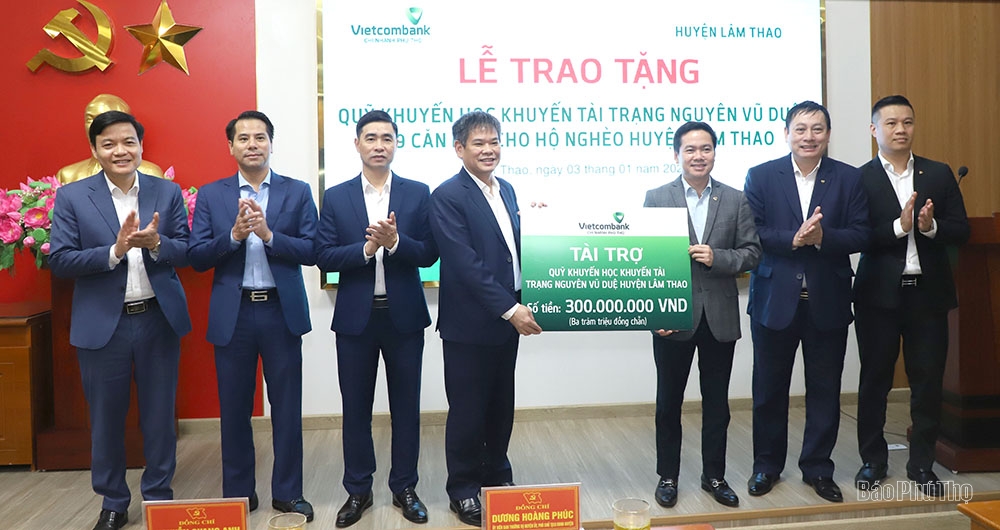 Vietcombank Phú Thọ trao tặng gần hai tỉ đồng cho quỹ khuyến học, khuyến tài và chương trình An sinh Xã hội