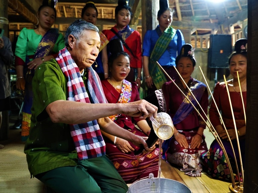 Vào nhà mới - một nghi lễ quan trọng của dân tộc Lào