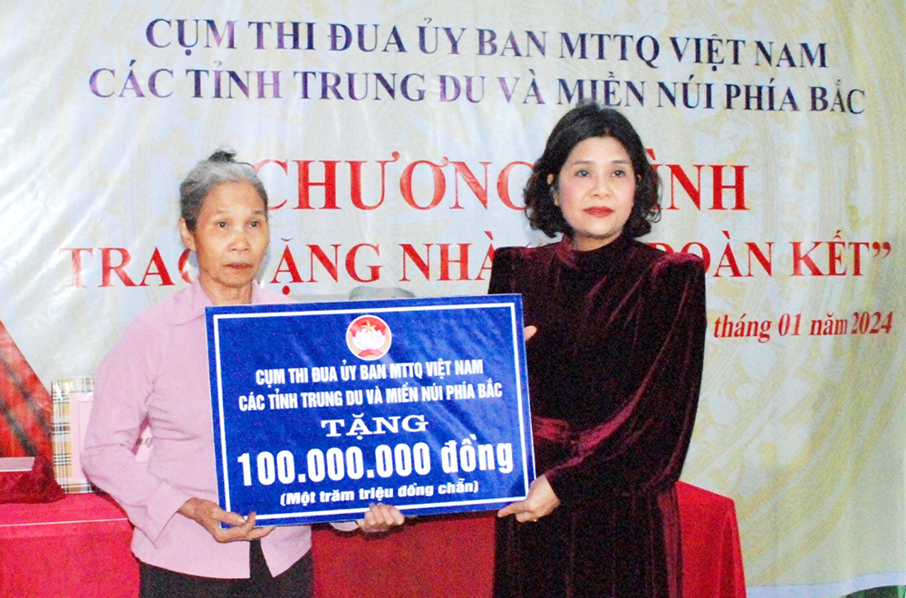 Trao nhà đại đoàn kết tại huyện Thanh Thuỷ